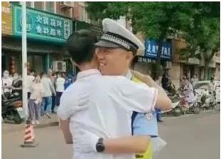 這一抱好暖！兒子場內(nèi)高考交警父親場外執(zhí)勤