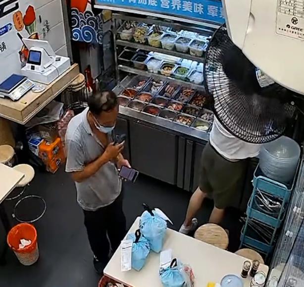 六旬老人手拿放大鏡看單號(hào)送外賣，店主：不容易，很心疼